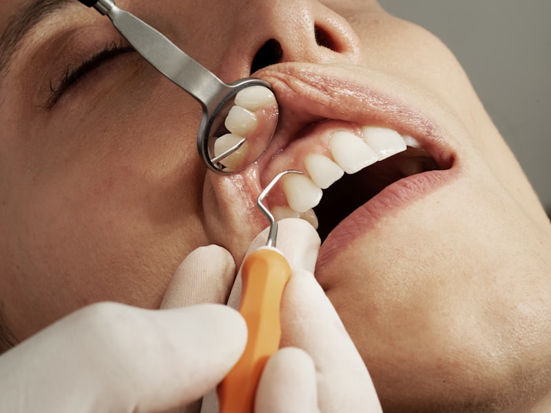 Dr. Guilherme Teixeira realizando um procedimento odontológico em Viçosa
